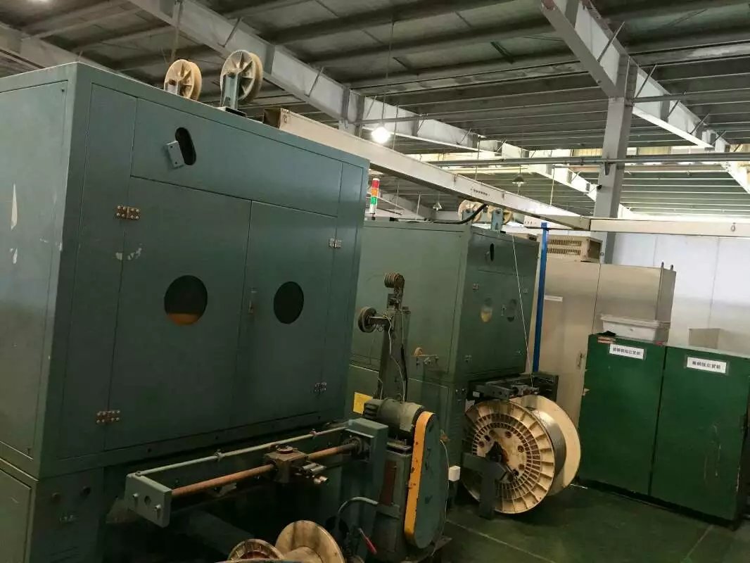 機床設備草莓视频在线下载观看油漆刷痕、小滾珠痕：刷子和小滾珠的移動方向，幹燥的塗膜的表麵留有凹凸的線和痕跡。